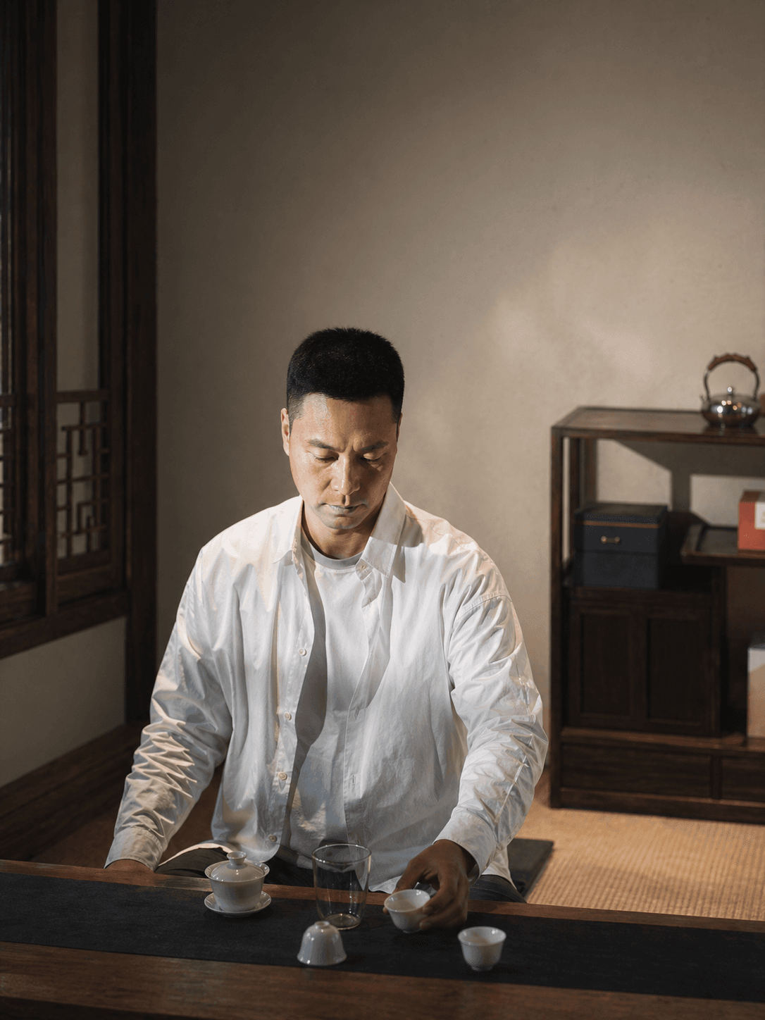 无名初创始人陈熙在茶室中的真实肖像